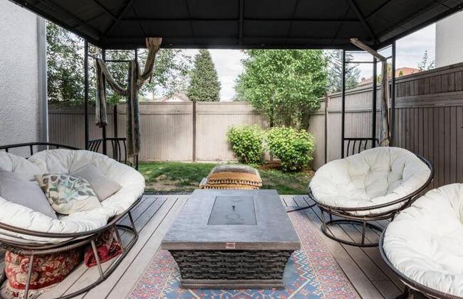 Gorgeous Bungalow With a Backyard Deck - Photo 56