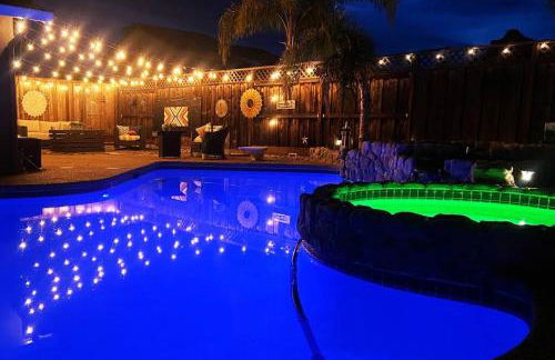 Stunning Modern Home King Bed Pool Jacuzzi Fire pit - Foto 2