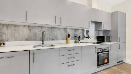 City Service Lets - New Cheam Village 2 Bed Apartment with Free Parking - Easy Transport Links to London - Foto 5