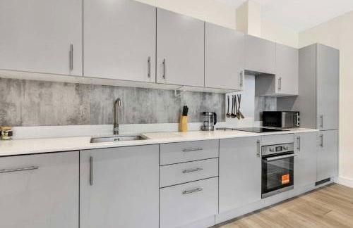 City Service Lets - New Cheam Village 2 Bed Apartment with Free Parking - Easy Transport Links to London - Foto 5