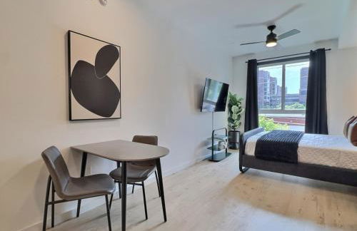 Cozy Downtown Spot, Gym, 5 min to Hospital) for field - Foto 28