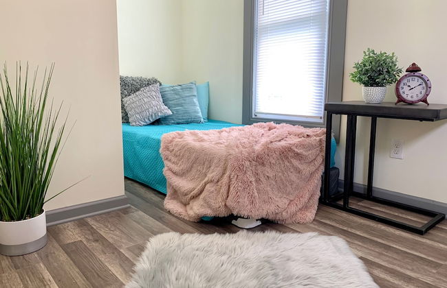 The Eastside Manor - Private Yard & Parking, Near Falls & Casino by Niagara Hospitality - Photo 8