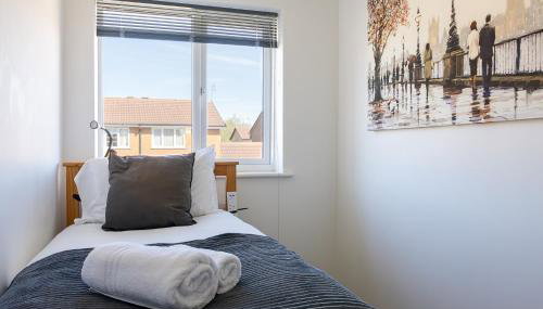 Bright 2BR House with Garden & Parking Sleeps 5 - Photo 5