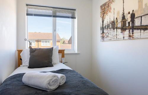 Bright 2BR House with Garden & Parking Sleeps 5 - Foto 5