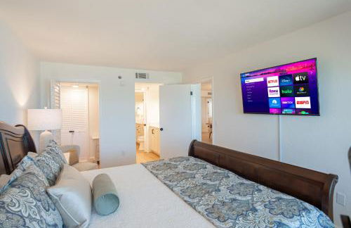 Luxury direct oceanfront corner with a large private balcony, heated pool and garage - Photo 43