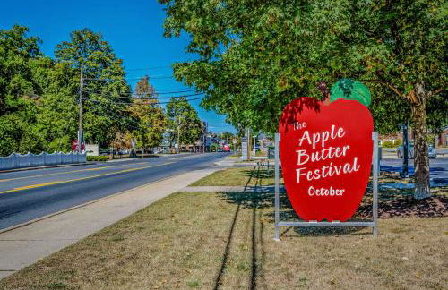 The Manor - Historic Mansion, Wifi, Covered Porch, Screen Porch, King Bed, Walk to Spas, Shops & Restaurants - Foto 91