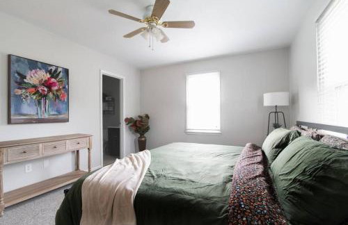 Near Historic Downtown Apex, Sleeps 8, King Bed - Foto 16