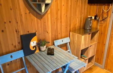 Luxury Railway carriage with own private hot tub - Photo 9