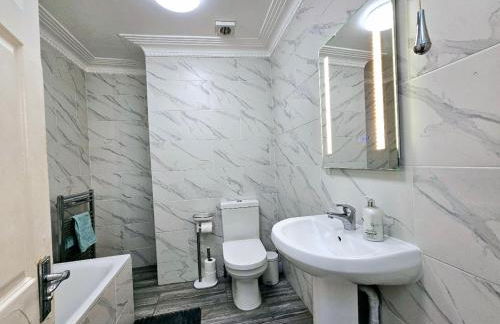 Spacious & Cosy 2 Bedroom Home plus 2 Sofa-beds with Private Entrance and Back Patio, 3 min walk to Earl's Court Station - Photo 25