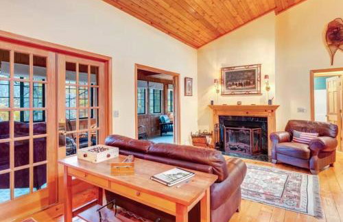 Secluded cabin on 10 acres - hot tub & game room! - Foto 11