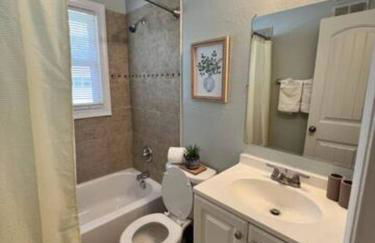 Condo 5 min Uptown I Fast Wi-Fi & Private Patio - Foto 2