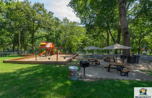 3BR Condo with Lake View - Trout Fishing - Playground - 2 Pools - Stairs Required - FREE TICKETS INCLUDED - PR69-9 - Foto 67