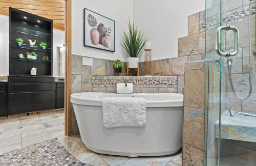 Luxe Lake Home Reflect Recharge and Reconnect - Foto 24