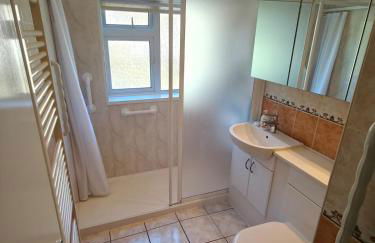 Timeless 2 Bedroom Townhouse Near The City Centre With Drive Parking - Photo 4