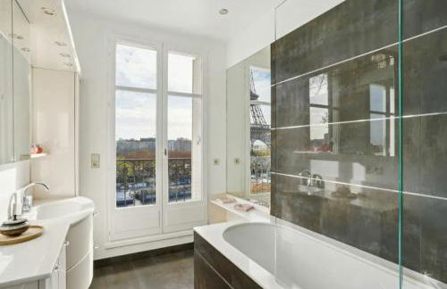 View on Eiffel Tower Seine and Main Monuments - Photo 7