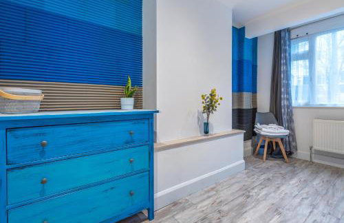 Bright & Stylish 4-Bed Home in the Heart of Morden - Photo 39