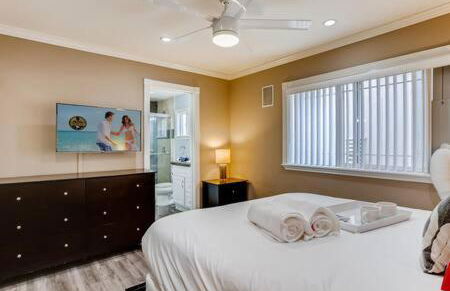 AWESOME 3BR 1 Block To Ocean Fast WIFI C1 - Photo 3