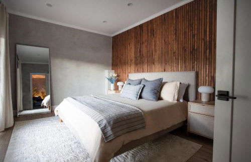 Lakeview Villa with Private Hot Tub, Firepit & Spacious Decks with Breathtaking Cliff Views - Foto 26