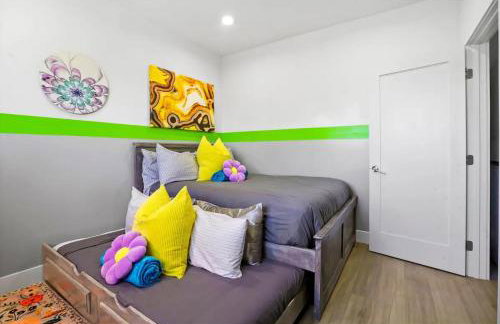E - 2 Homes - Sleeps 26 by Universal - Patio -Games - FIFA SoFi World Cup - Foto 45