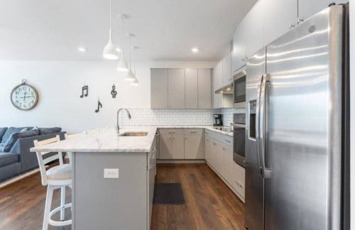 6 Bedroom Quiet Townhome! 6min to Airport & 15min to Downtown! - Foto 9