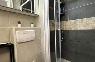 Studio vue port, parking privé, terrasse, clim - Photo 14