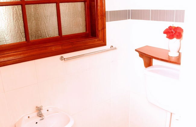 Lush Gardens Apartment 2 - Photo 13