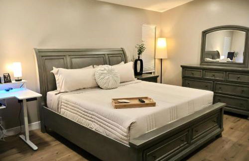 2 Masters, Newly renovated with new furnishings - 4BR 3BA - Photo 4