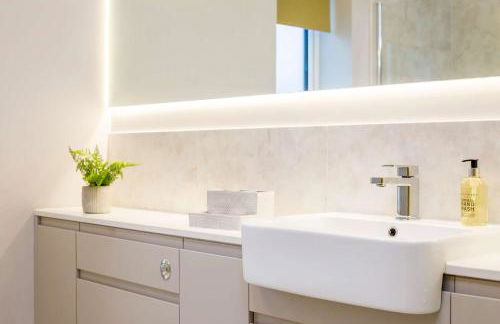 Stylish new Home With Parking - King Beds Garden - Foto 50