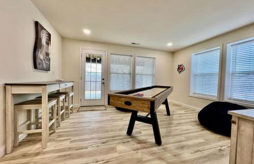 Beautiful NEW Ranch Home with a large deck and games - Foto 22