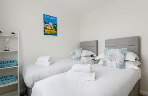 Spinnaker House-with Tesla Electric Charging Point - Photo 6