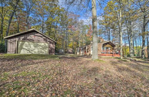 Less Than 3 Mi to Higgins Lake Roscommon Cabin with Deck - Foto 24