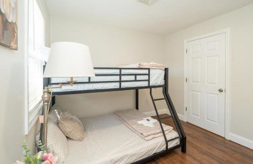 12BCozy 3BR Apartment with Koi Pond in Worcester - Foto 24