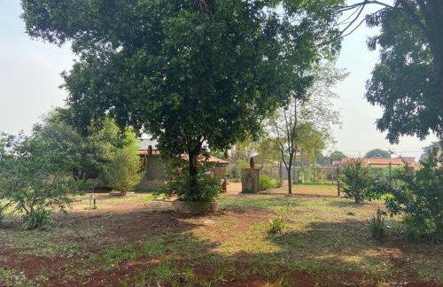 Bangalô com piscina e privacidade a 6 km do centro - Foto 24