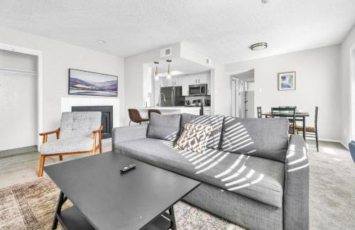 Modern 2BR Retreat with Pool Gym and WiFi - Foto 1