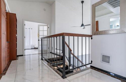 Family Fun 4-bedroom house House with Free Heated Pool & Hot Tub & Game Room & Mini Golf in Chandler - Foto 34