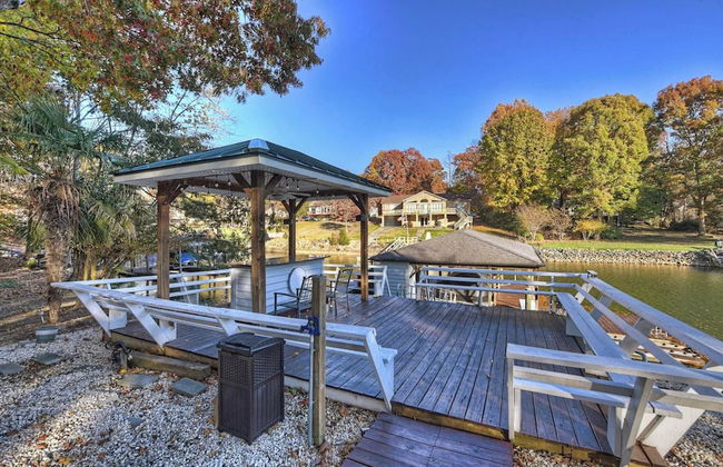 Lakefront Home Private Dock, Tiki Bar, Firepit Shore to Please by Avantstay - Foto 24