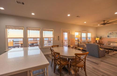 Noisywaves - Beachfront Paradise with Hot Tub, Yard, and Game Room - Foto 16