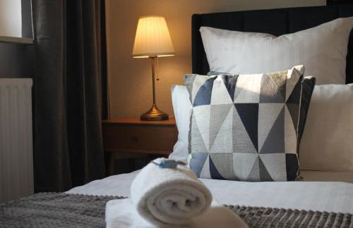 R B Apartment Hamburg Duo - perfekt für Monteure - Küchenzeile - Smart TV - Bad mit Toilette und Dusche auf dem Flur gegenüber des Zimmers zur Alleinnutzung - Foto 10