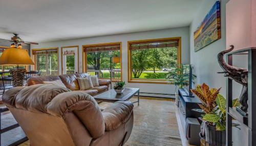 Happy Home - Cozy Retreat With Deck Near Downtown Carbondale - Photo 3