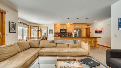 Ski-In Resort Family Condo with Deck at Jay Peak! - Foto 5
