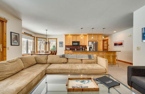 Ski-In Resort Family Condo with Deck at Jay Peak! - Foto 5