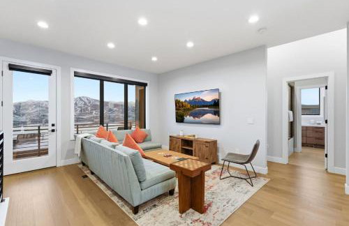 Luxury Hideout w Hot Tub Steam Shower - Photo 10