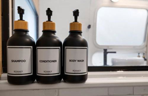 Luxury Airstream w hot tub, king bed, & grill - Foto 15