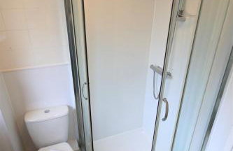 H21 -3 bed Close to Town Drive Parking 2 toilets Contractor Digs - Photo 34