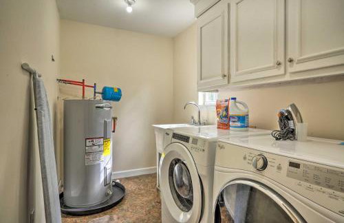 Pet-Friendly Suburban Escape with Deck and Grill! - Foto 22