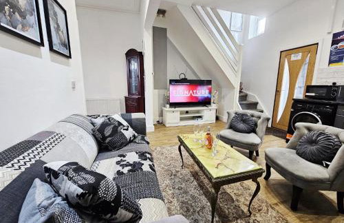 Cheerful 4 bedroom close to Uclan, Preston City Center - Photo 4