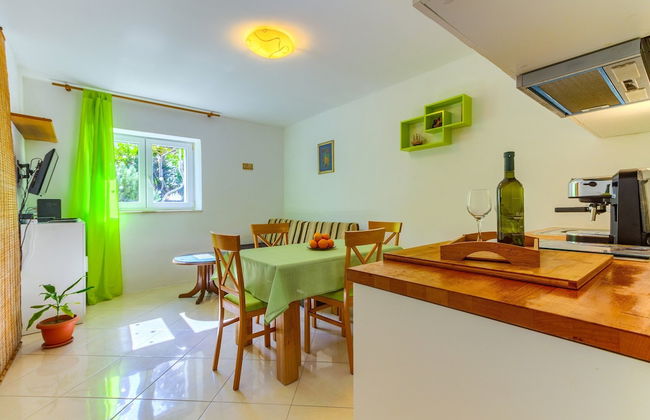 2-bdr apt With Shared Garden, 3 min Walk to Beach - Foto 1