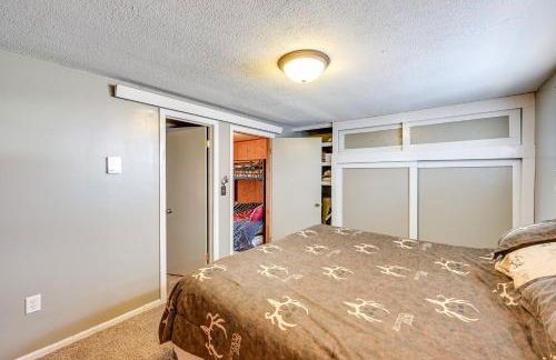 Hunt, Fish and Hike Home with Deck in Encampment - Foto 12