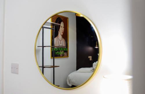 6 BR 3 Bath Spacious Tudor House & Free Parking - Foto 16