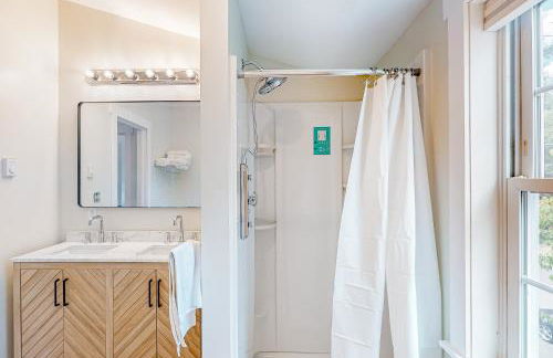 Shorebreeze Inn - Photo 11